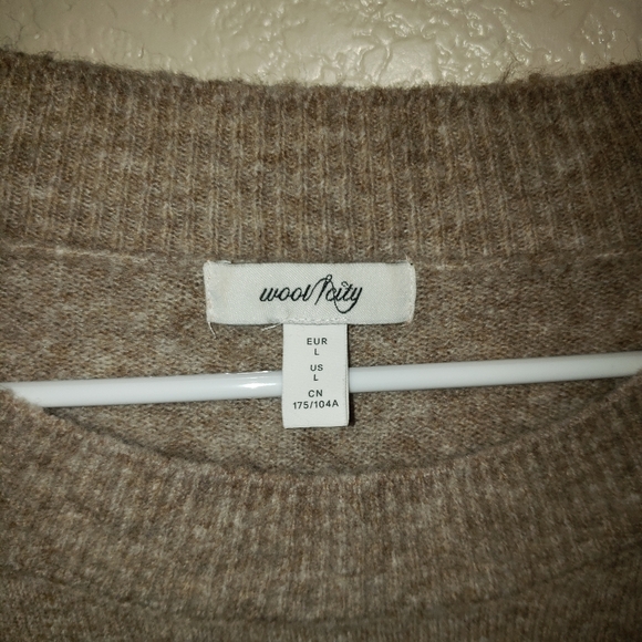 Tan Wool City  sweater. Size large. - Picture 3 of 4